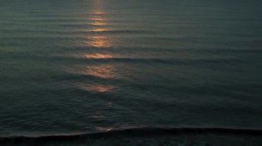 Sakin İnsansız Hava Aracı Atlantik Okyanusu 'nun Üzerinde Gün Doğumu Görüntüsü - 4K