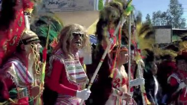 Maskeli Adamlar, Bolivya 'daki Urkupia Bakiresi Festivali' nde Tüy Yürüyüşü Yapıyor - 4K