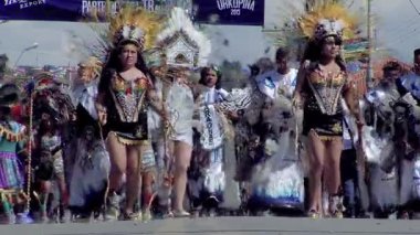 Urkupia Bakiresi Festivali 'nde Tüylü Taclarla Dans Eden Kadınlar, Quillacollo, Bolivya - 4K