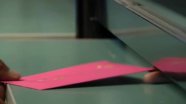 Posta Ofisi Tezgahına El ile Kırmızı Zarf Gönderiliyor - Kapatın