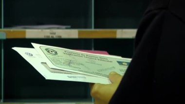 Posta İşçisi Dağıtım Merkezi 'ndeki Kutulara Mektup Ayıklıyor - Buenos Aires, Arjantin - Kapatın  