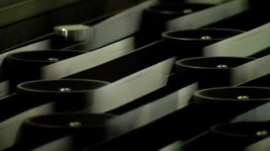 Posta Sıralama Merkezi 'ndeki Taşıyıcı Kayışında Posta İşlemi - Kapat