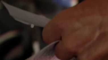 Buenos Aires, Arjantin - 20 Mart 2015: Tren Müfettişinin Elleri Yolcu Biletini Yumrukluyor, Eski Demiryolu Servisi, Arjantin - Kapat 