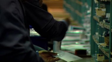 Posta İşçileri Posta Dağıtım Merkezi 'nde Posta Sıralama, Mektuplarla ve Paketlerle ilgilenen İşçiler - Kapatın 