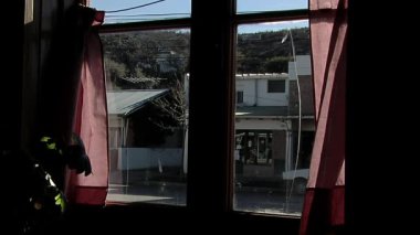 Gaiman, Arjantin - 20 Mayıs 2015: Ev Penceresinden Gaiman Kasabası manzarası, yayalar ve otobüs geçişi, Chubut, Arjantin