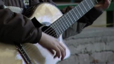 Akustik Gitar Performansı, Erkek Müzisyen Dizeleri, Yakın Çekim