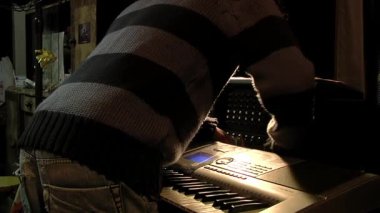 Kayıt Stüdyosunda Elektronik Klavye Kuran Genç Adam, Ilık Işık İçi
