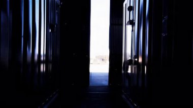 Depo Kapıları, Gün Işığı İçini Geriye Dönen Kamera Hareketiyle Sel Akarken Açılıyor