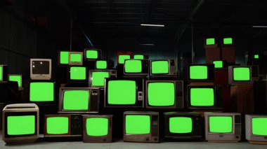 Yeşil Ekranlı Retro Televizyon Duvarı, Klasik CRT TV 'ler titreşen Statik, Karanlık Depo İçi