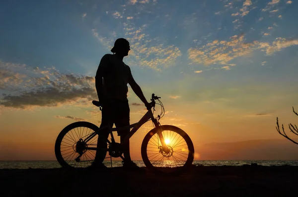 Uomo Con Bici Tramonto Vicino Mare Con Nuvole — Foto Stock