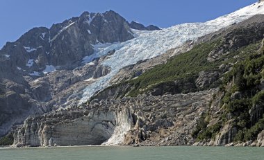 Eski ve yeni buz uzun kıyı şeridi üzerinde