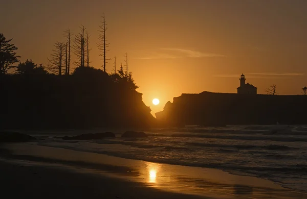 Untergehende Sonnenreflexe an einem abgelegenen Strand — Stockfoto