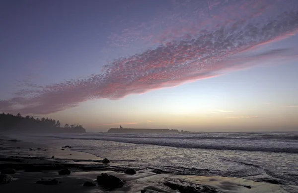 Ocean Shore e nuvole al crepuscolo — Foto Stock