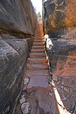 Kayalar arasındaki dar iz