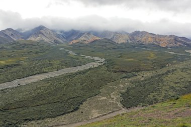 Renkli dağlar bulutlar