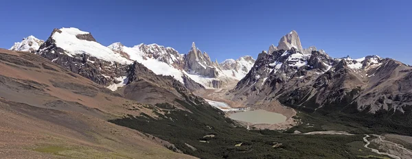 Montañas, valles y glaciares en el desierto — Foto de Stock