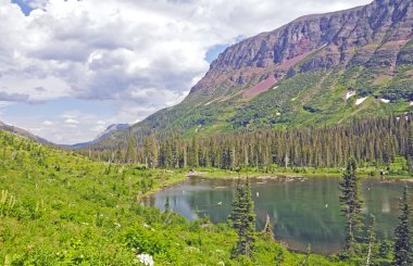 Yaz aylarında dağ gölet