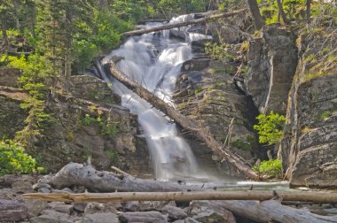 Dağlarda gizli Falls