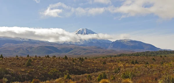 Pic volcanique apparaissant derrière les nuages — Photo