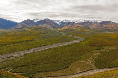 Yukarıda bir Tundra vadi renkli dağlar