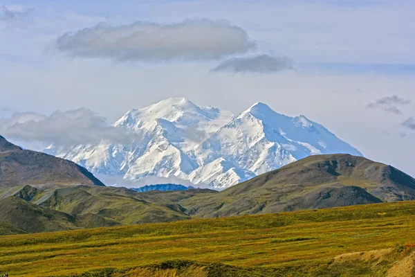 Yüksek bir sırt üzerinde görünen dağ — Stok fotoğraf