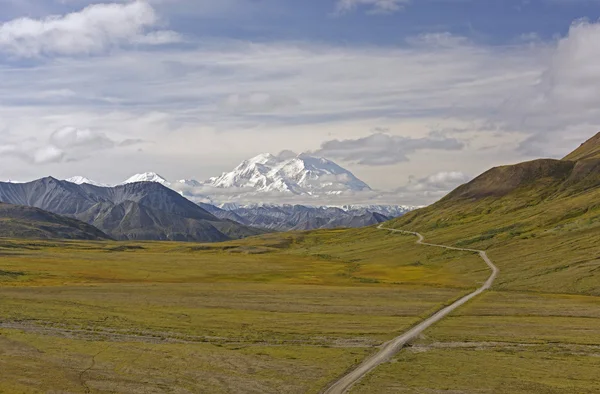 Cima drammatica vista attraverso la Tundra — Foto Stock