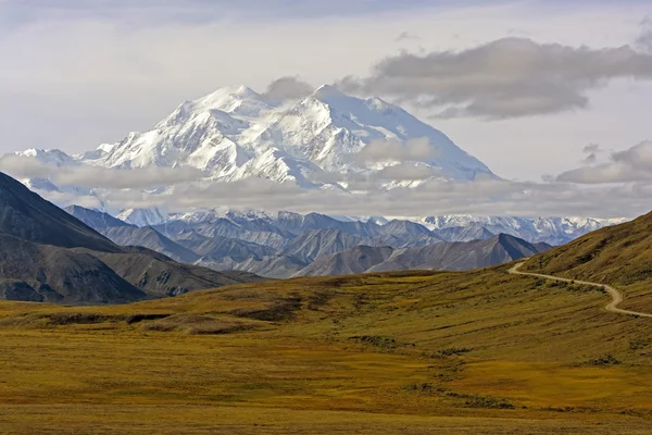 Pico alto acima da Tundra de outono — Fotografia de Stock