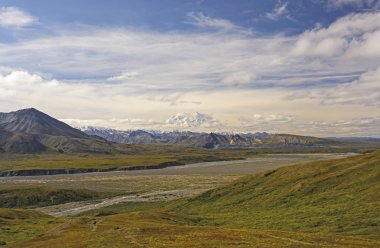 Denali Peaking Bulutların arasında Tundra dışında