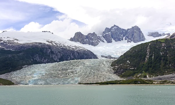 Tidewater glaciär och dramatiska toppar — Stockfoto