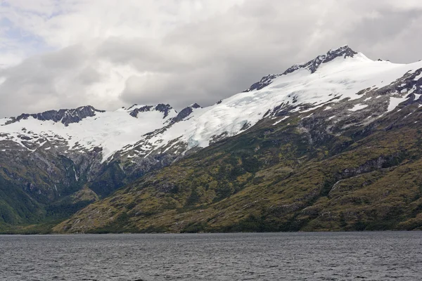 원격 산에 눈과 얼음 — 스톡 사진