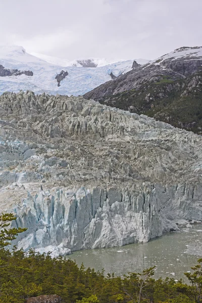 Glaciar bajando de las montañas — Foto de Stock