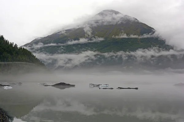 Távoli alpesi tó, a ködben — Stock Fotó