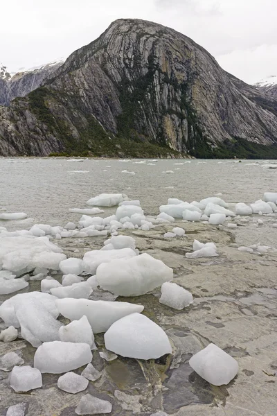 Hielo Bergs en una orilla remota — Foto de Stock