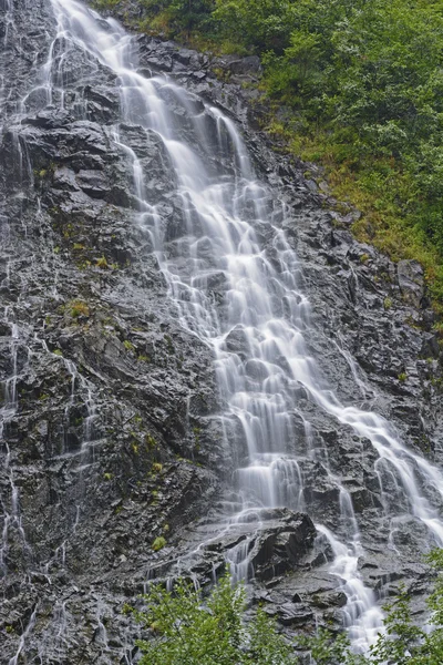 Versteckte Stürze in einer engen Schlucht — Stockfoto