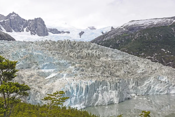 Mirando hacia abajo en un glaciar alpino —  Fotos de Stock