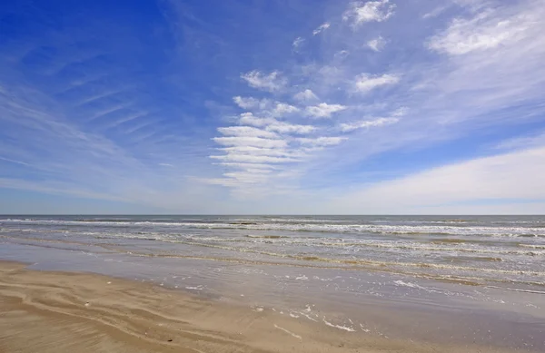 Padrões de nuvem sobre uma praia do oceano — Fotografia de Stock