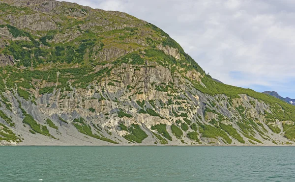 Falésias estéreis de um fiorde glacial — Fotografia de Stock