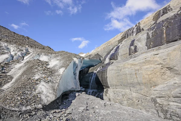 Glaciala is och berggrunden på en solig dag — Stockfoto