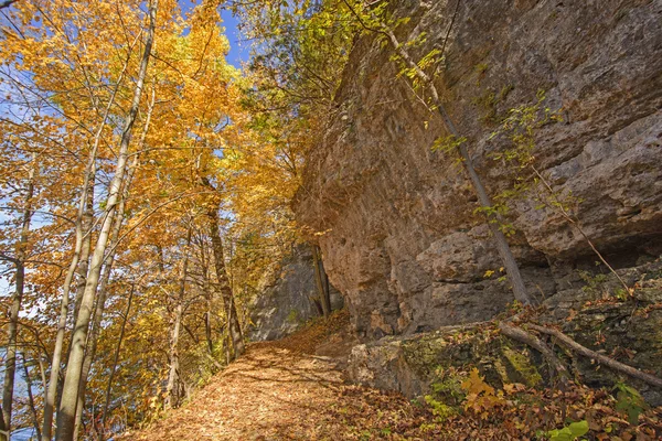 Senderismo por un sendero de acantilados en el otoño — Foto de Stock