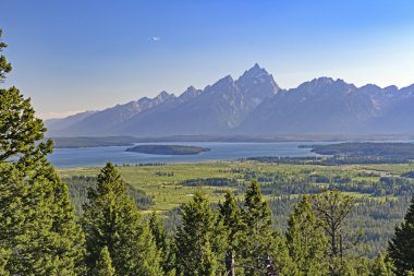Akşam ışığı dramatik tepeler üzerinde