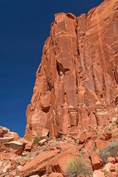 ユタ州のキャピトルリーフ国立公園の砂漠から劇的な崖 — ストック写真