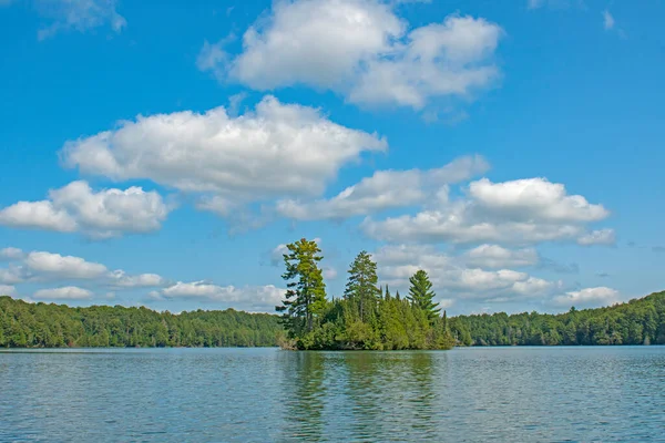 High Skies Puffy Clouds North Woods Mountain Lake North Woods — Stockfoto