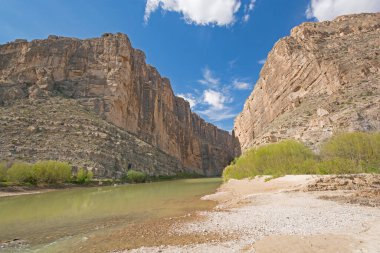 Texas 'taki Big Bend Ulusal Parkı' nda Santa Elena Kanyonu 'na nehir girişi.
