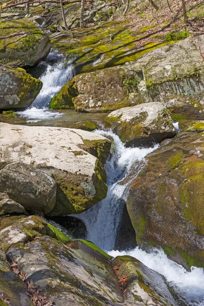 Rose River Cortando Caminho Através Das Rochas Montanha Parque Nacional — Fotografia de Stock