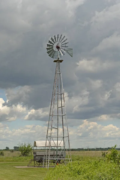 Arbete Väderkvarn Mot Himlen Goose Lake Prairie State Naturområde Illinois — Stockfoto