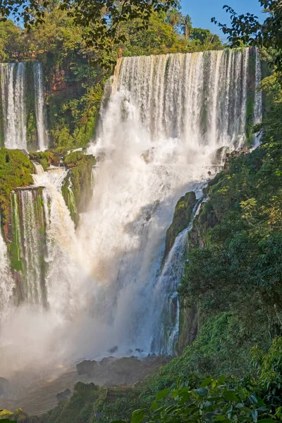 Kolorowe Wodospady Słoneczny Dzień Tropikach Parku Narodowym Iguazu Falls Argentynie — Zdjęcie stockowe