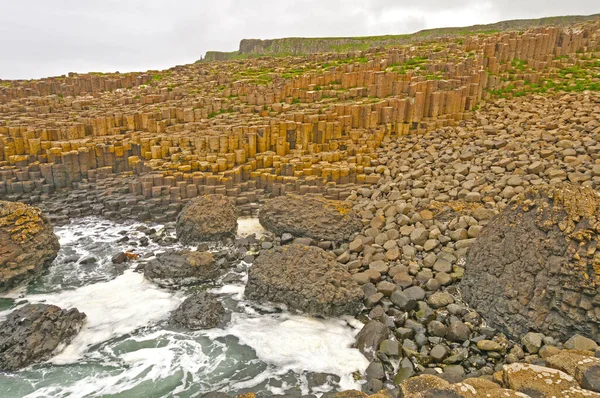北アイルランドのジャイアンツ コーズウェイの海岸にある枕状溶岩とポストパイル — ストック写真