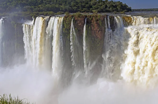Agua Corriendo Por Los Acantilados Rojos Las Cataratas Del Iguazú —  Fotos de Stock