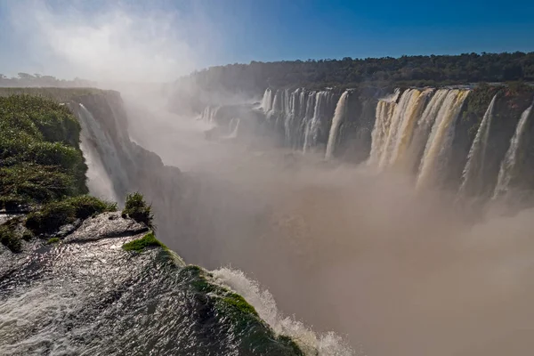 Κοιτάζοντας Λαρύγγι Του Διαβόλου Στο Iguazu Falls Στο Εθνικό Πάρκο — Φωτογραφία Αρχείου