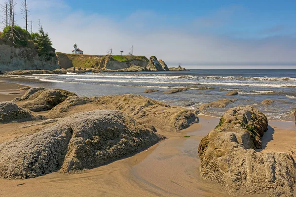 Rocks Tidepools Słoneczny Dzień Plaży Latarni Morskiej Niedaleko Charleston Oregon — Zdjęcie stockowe